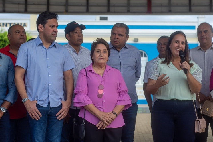 Prefeita Christiane Bulhões entrega inúmeras obras em Santana – AMA